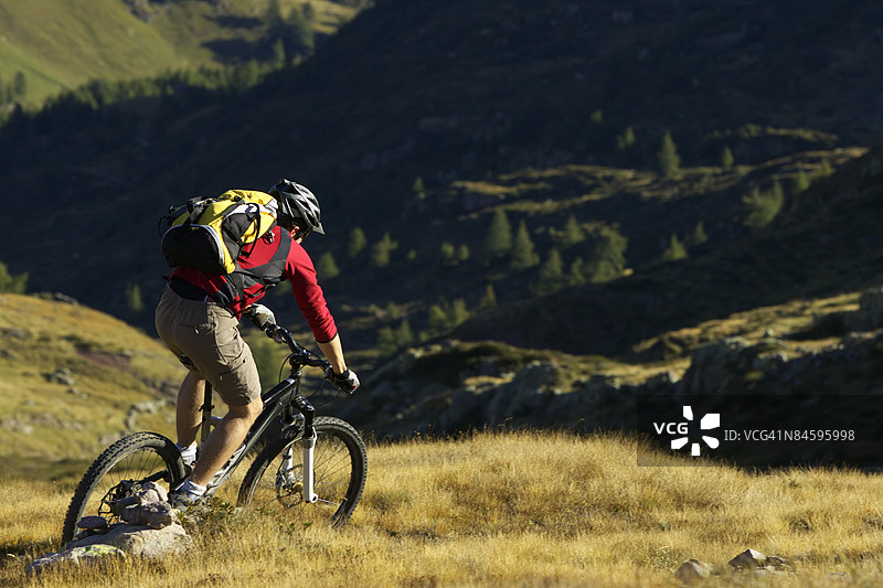 山地自行车骑手在山坡上骑行图片素材