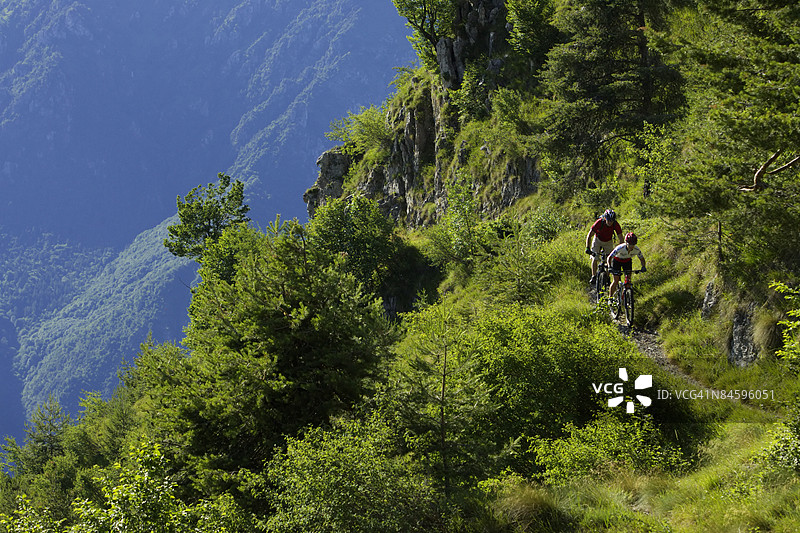两名山地自行车骑手在山中骑行图片素材