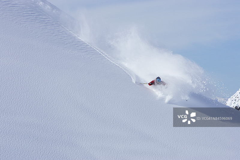 滑雪者在完好的雪面上做紧急转弯图片素材
