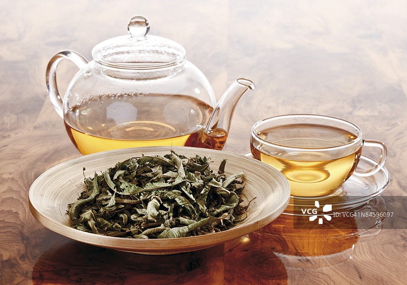 马鞭草茶，茶壶和茶杯中的干马鞭草图片素材