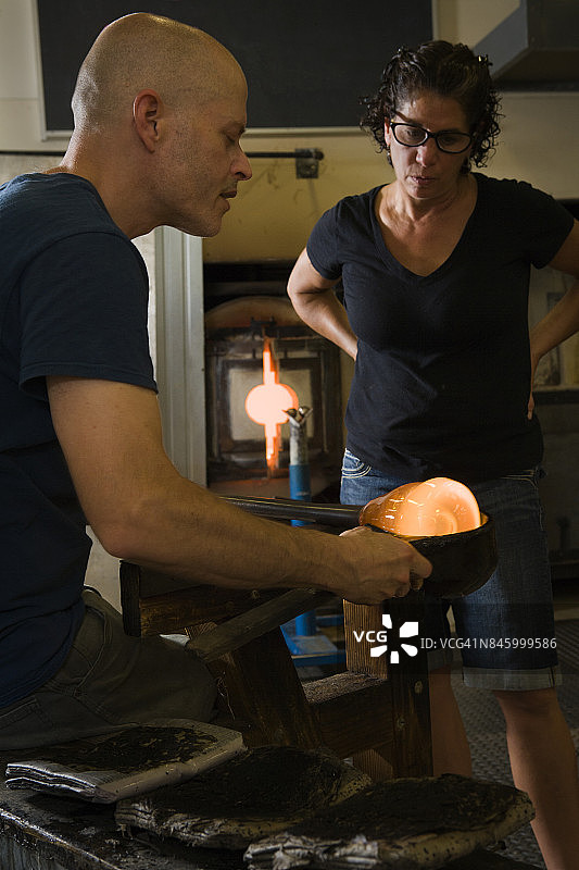 玻璃吹制工匠图片素材