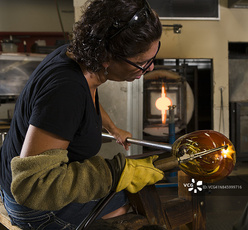 玻璃吹制工匠图片素材