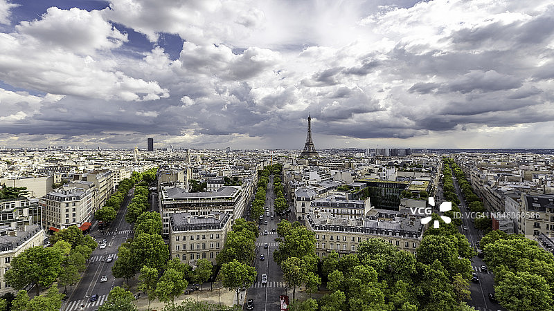 从凯旋门看到的埃菲尔铁塔图片素材