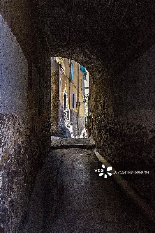 法国里维埃拉芒通的街道、通道和露台图片素材