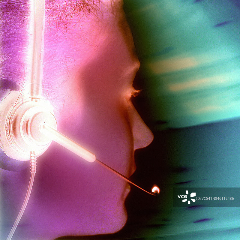 客户服务：戴耳机的女人图片素材