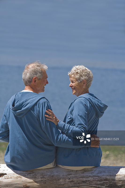 华盛顿州，美国海滩上的情侣图片素材