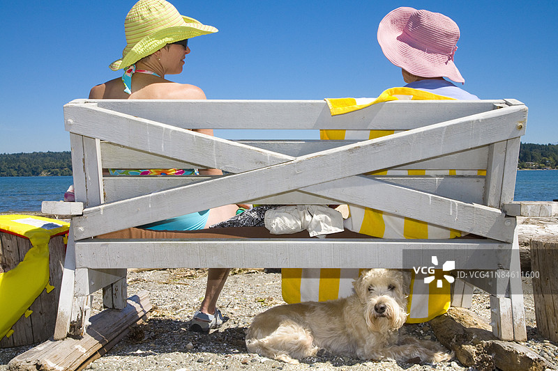 女人和她的母亲坐在长椅上图片素材