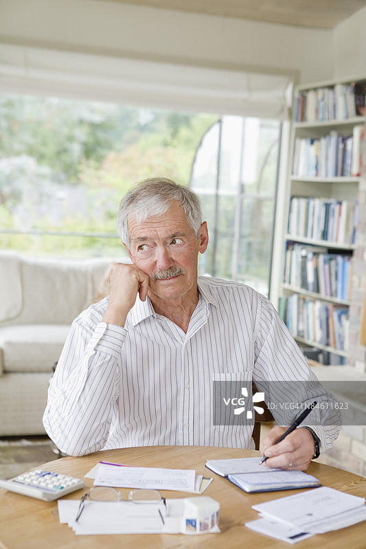 男子在准备家庭财务预算图片素材