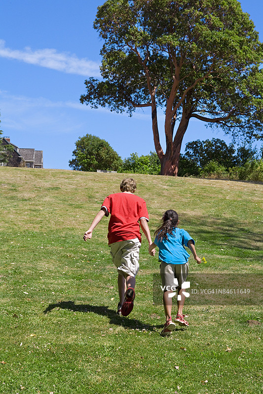 两个朋友在公园里玩耍图片素材