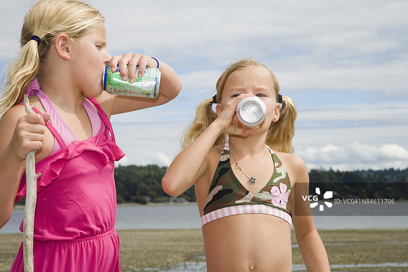 两个女孩在喝汽水图片素材