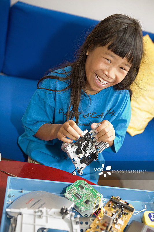 修理收音机的女孩肖像图片素材