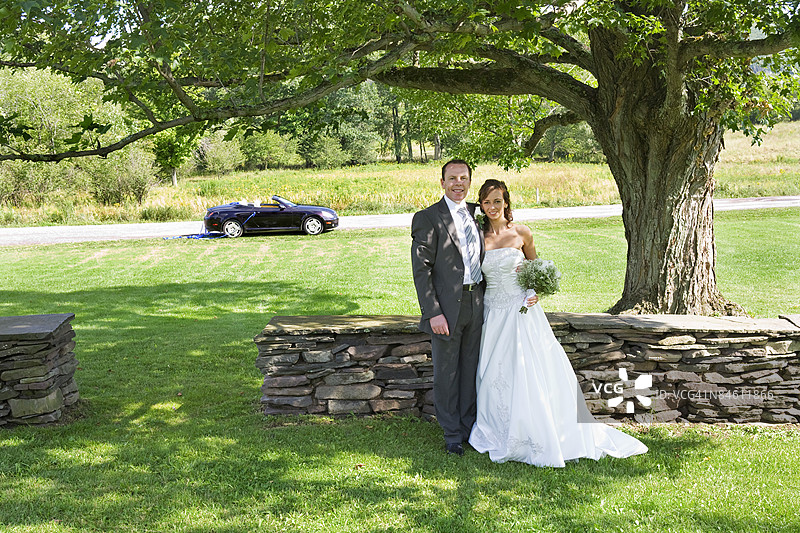 新婚夫妇在美国纽约州东梅里迪斯的公园里站着图片素材