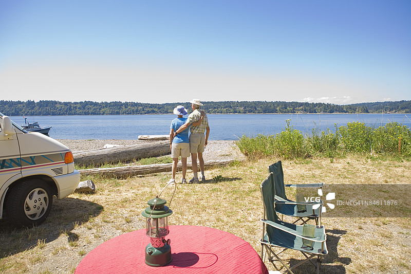 一对情侣站在美国华盛顿州的海滩上图片素材
