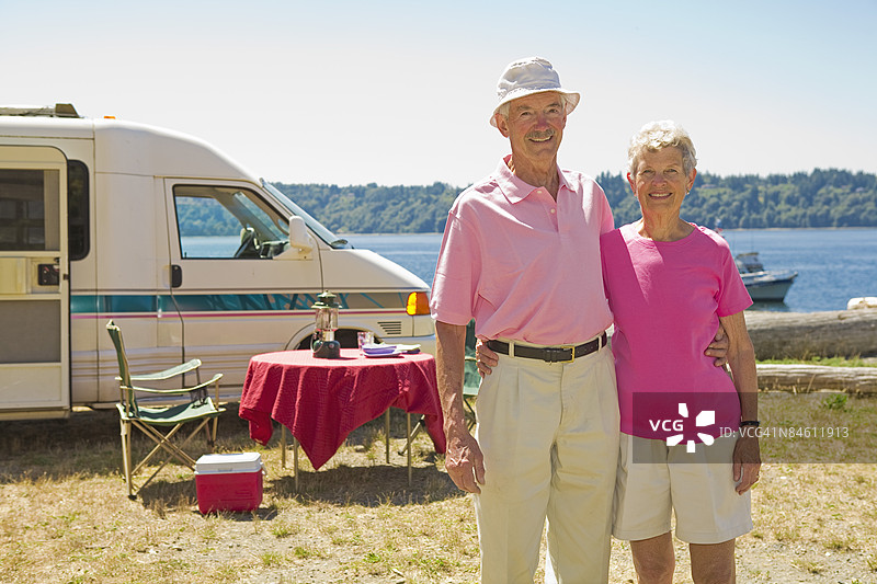 一对情侣站在美国华盛顿州的海滩上图片素材