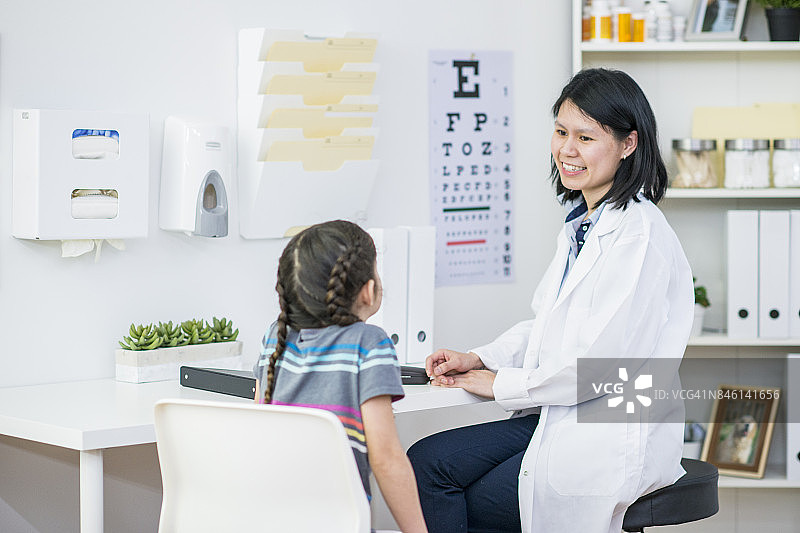 与验光师交谈图片素材