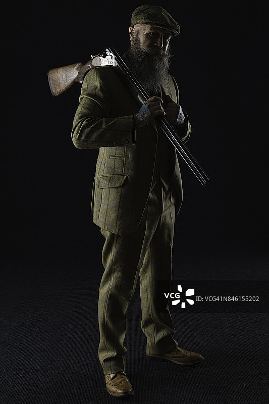 拿着猎枪的50多岁绅士图片素材