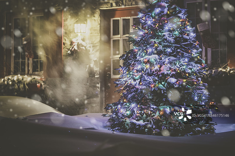 暴风雪夜里发光的圣诞树图片素材