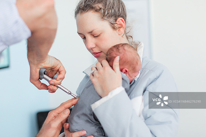 脊椎按摩师调整新生儿剖腹产婴儿，以帮助缓解绞痛症状图片素材