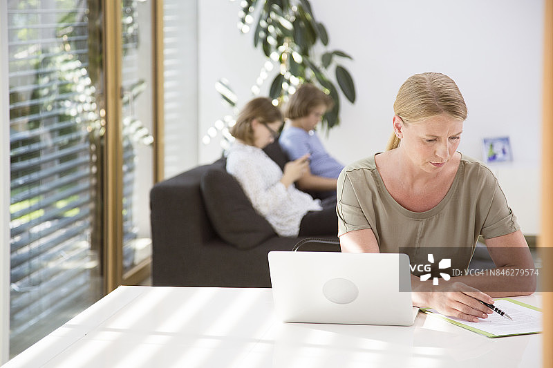 在家工作的妇女图片素材