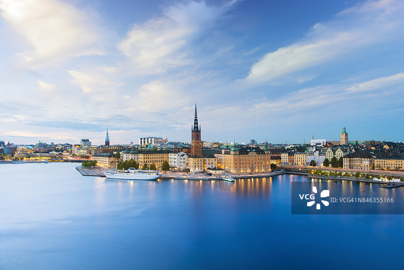 瑞典斯德哥尔摩骑士岛和老城区的黄昏天际线图片素材