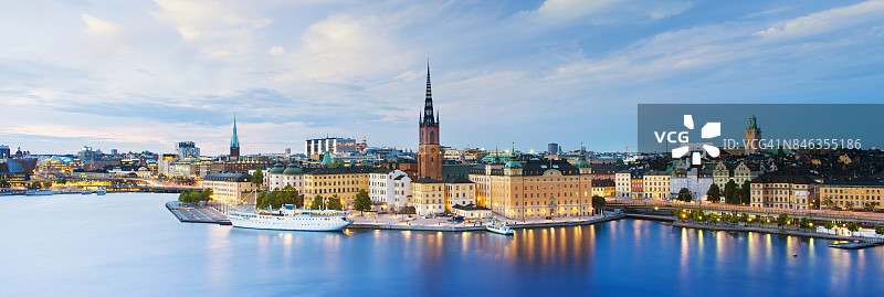 瑞典斯德哥尔摩骑士岛和老城区的黄昏天际线图片素材