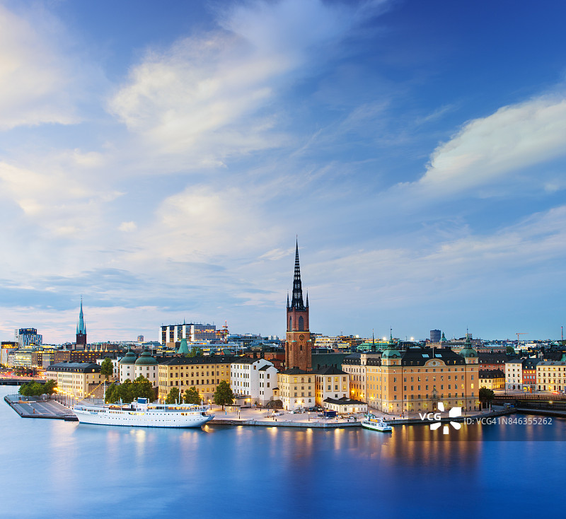 瑞典斯德哥尔摩骑士岛和老城区的黄昏天际线图片素材