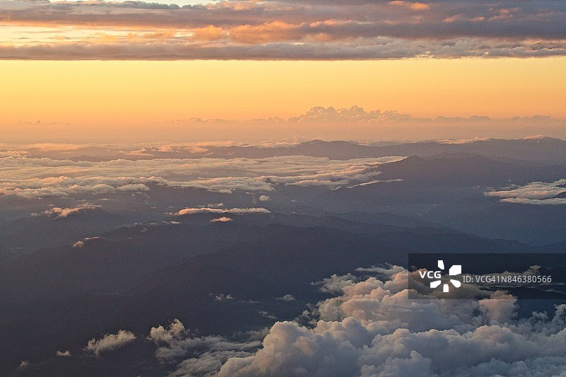 飞机航拍雾岛山日落景色图片素材