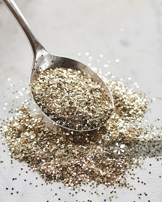 银色勺子和金色闪光图片素材