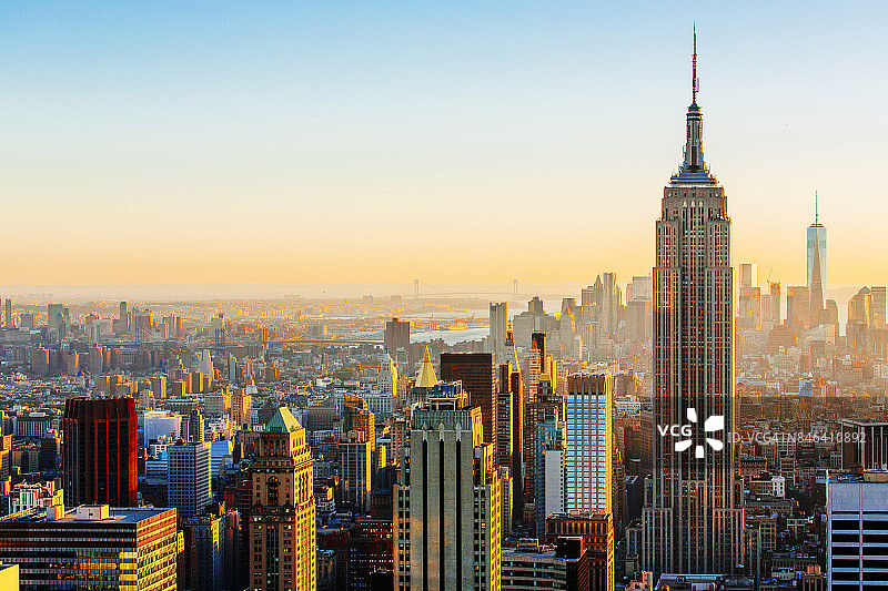 阳光明媚的曼哈顿天际线，右侧为帝国大厦图片素材