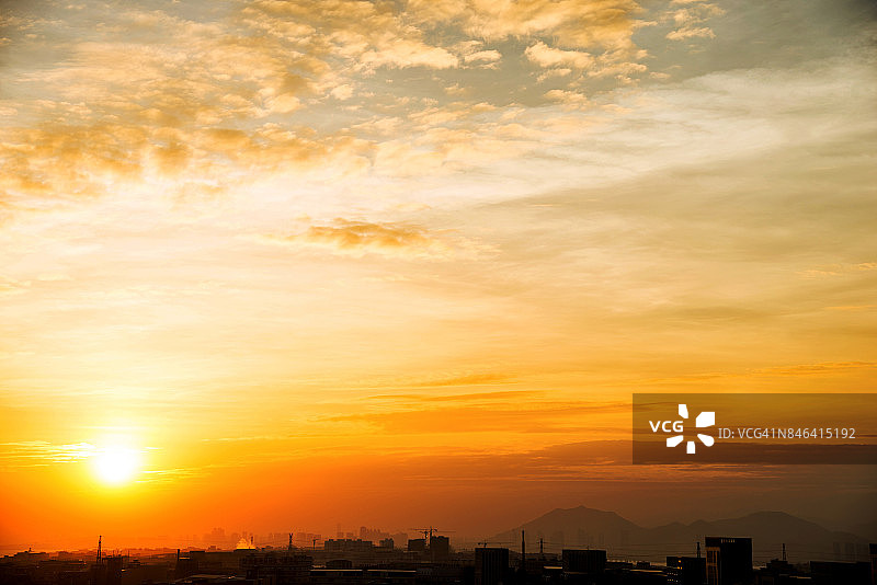 日落时的天空与城市图片素材