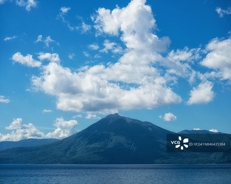 日本北海道支笏湖的惠庭岳图片素材