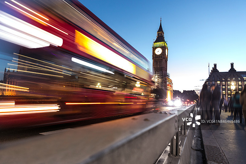 威斯敏斯特桥上的安全护栏和红色巴士图片素材