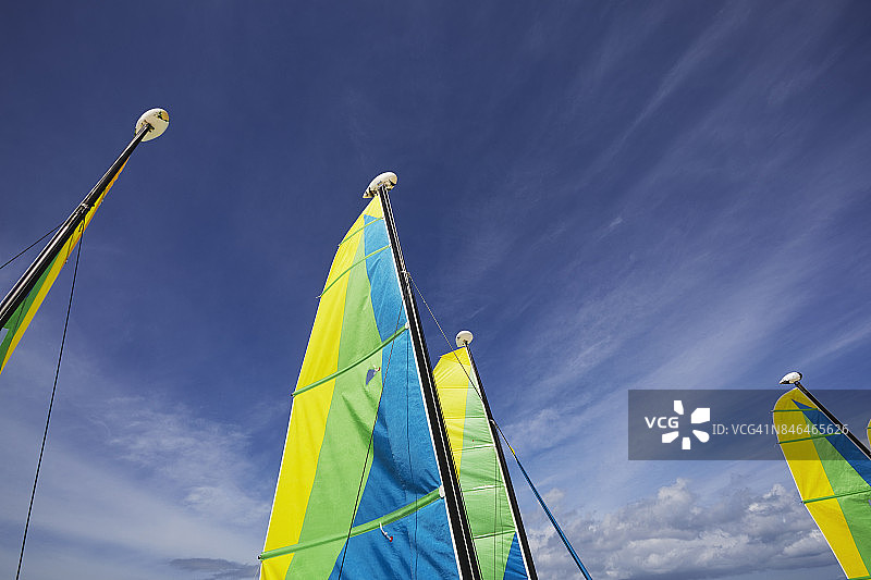 停靠在加勒比海滩上准备就绪的帆船双体船图片素材