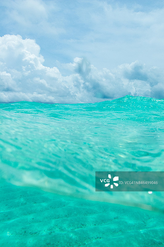 清澈的水面和蓝天图片素材