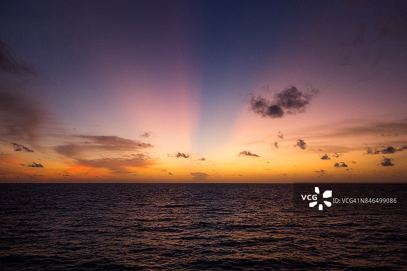 平静海面上空的黄昏天空美景图片素材