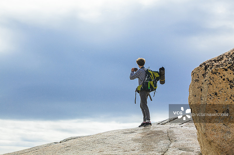 在奥姆斯特德角观赏优胜美地的年轻徒步旅行者图片素材