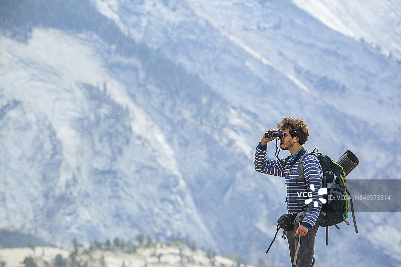 在奥姆斯特德角观赏优胜美地的年轻徒步旅行者图片素材