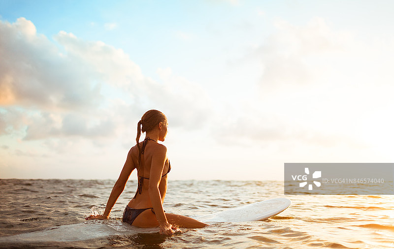 年轻的冲浪女子图片素材