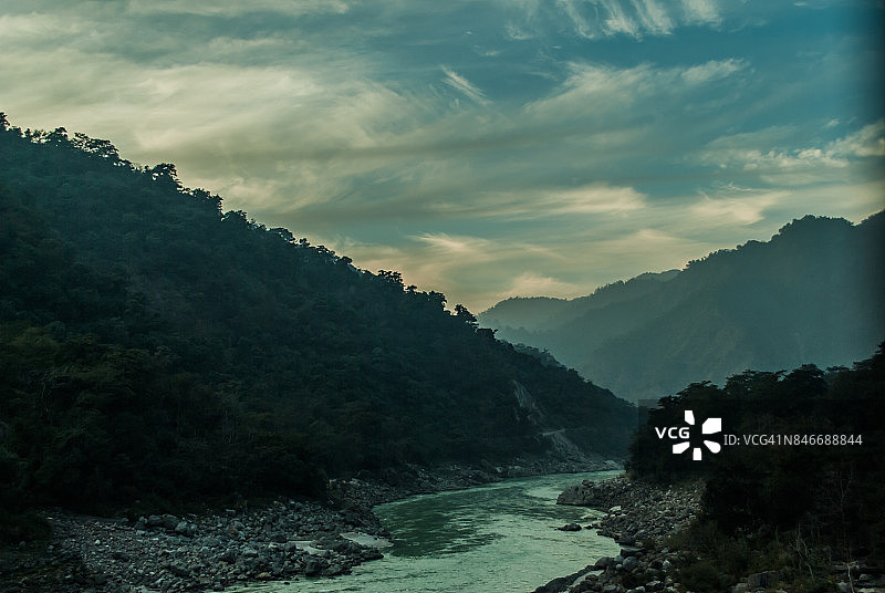 河流流经群山图片素材