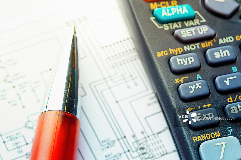 计算器、圆珠笔和图表的特写图片素材
