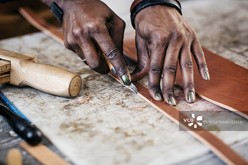 手工艺人正在精心制作皮革制品图片素材