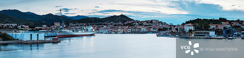 滨海韦尔港：货船与村庄全景（比利牛斯-东方省，法国）图片素材