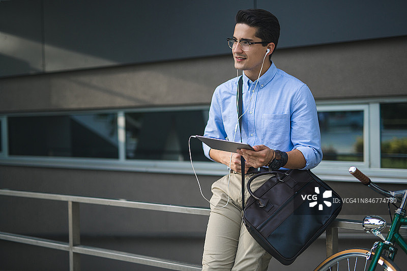 在户外使用平板电脑的年轻商人图片素材