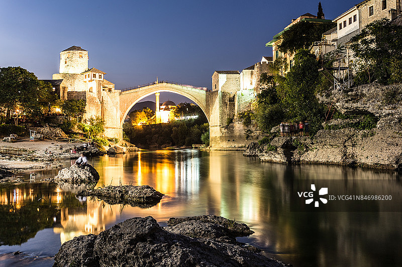 波斯尼亚莫斯塔尔著名夜桥图片素材