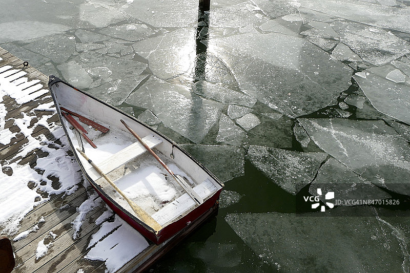 冰冷水域码头上的船只图片素材