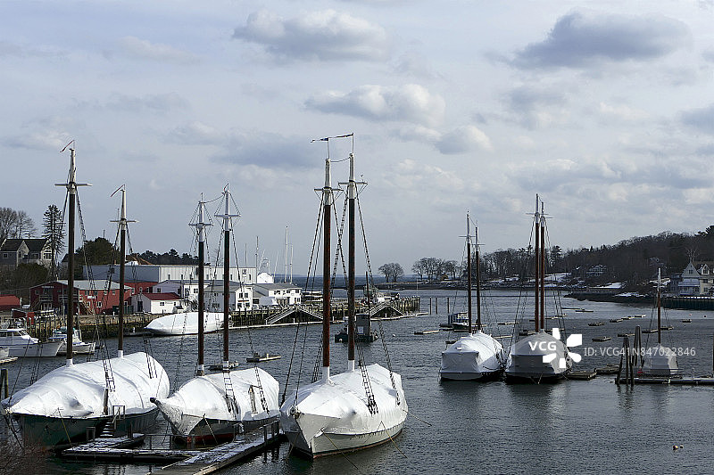 冬季有遮盖的船只图片素材