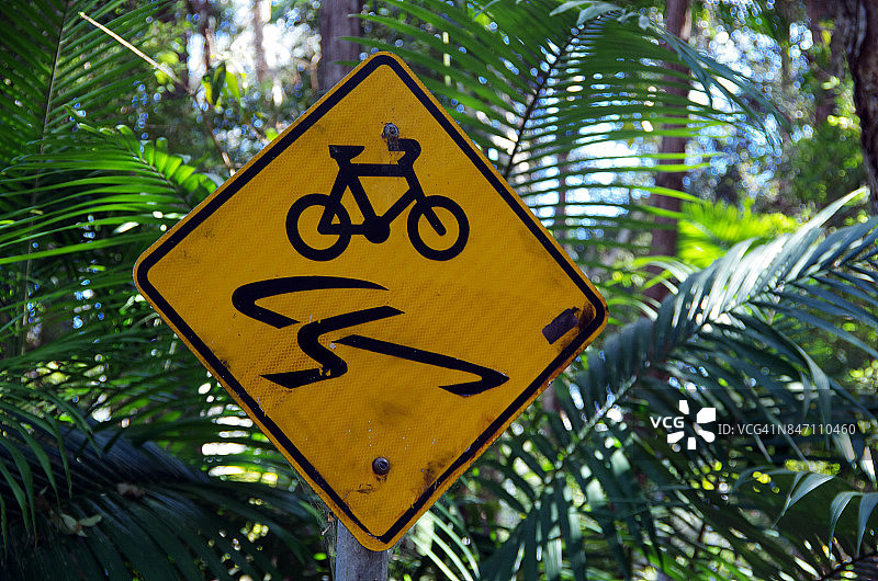 澳大利亚新南威尔士州科夫斯港湿滑自行车道警告标志图片素材