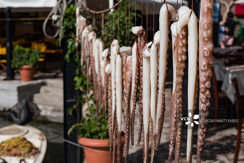 在希腊莱斯沃斯岛米蒂姆纳莫利沃斯港口晾晒的章鱼图片素材