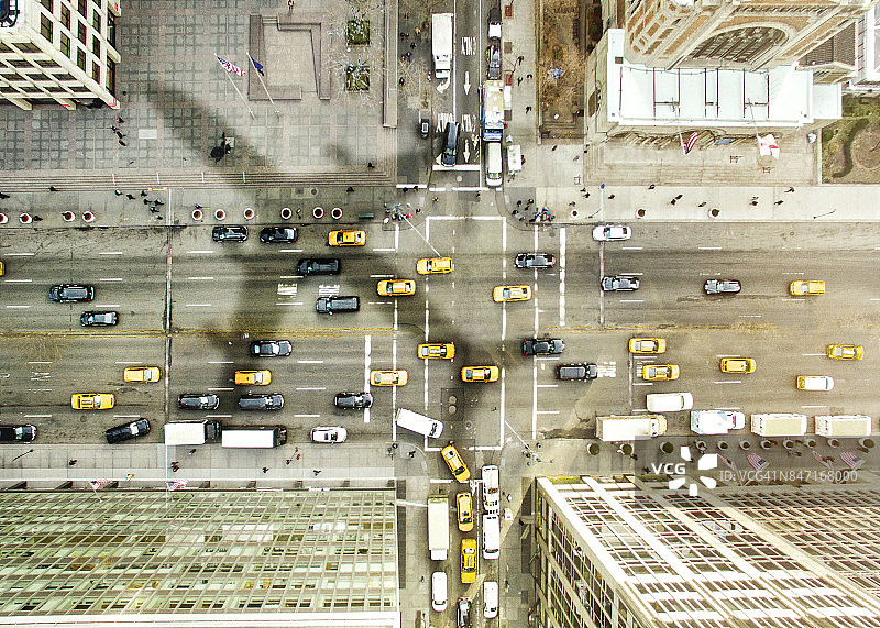 飞越纽约市的飞机图片素材