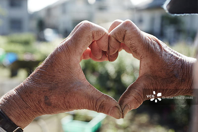 在东京田野里收割的最后一位农民图片素材